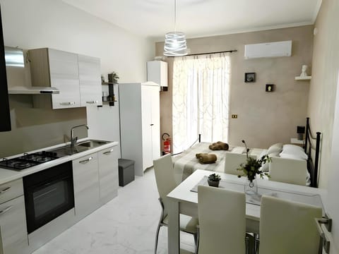 Bed, TV and multimedia, Coffee/tea facilities, Balcony/Terrace, Kitchen or kitchenette, Photo of the whole room, Seating area, Dining area, Bedroom, heating, oven, stove, wardrobe, kitchen, air conditioner