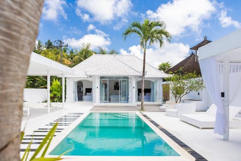 Property building, Patio, Day, Pool view, Swimming pool, sunbed
