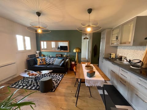 Coffee/tea facilities, Kitchen or kitchenette, Living room, stove, toaster