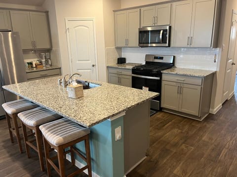 New 4BR Walk to Community Pool & Playground House in San Marcos