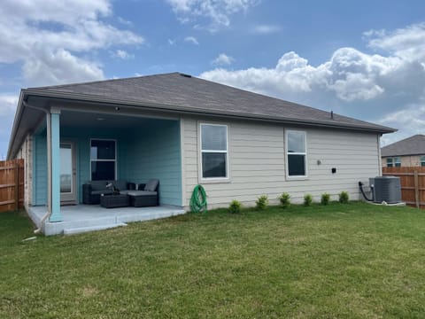 New 4BR Walk to Community Pool & Playground House in San Marcos