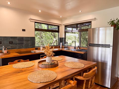 Coffee/tea facilities, Dining area, microwave, toaster, kitchen