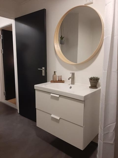 Mini-lejlighed med køkken - deler bad og toilet med nabolejlighed 2 Apartment in Region of Southern Denmark