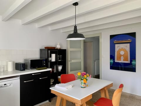 Kitchen or kitchenette, Dining area