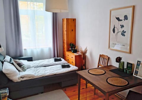 Bed, Living room, Photo of the whole room, Seating area, Dining area, Bedroom, towels