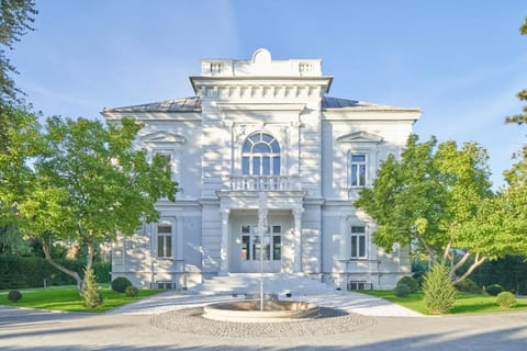 Facade/entrance, Day, Garden