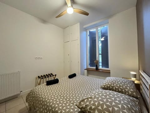 Bed, Photo of the whole room, Bedroom, heating, towels, wardrobe