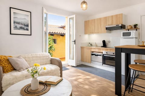 Kitchen or kitchenette, Living room, Seating area, Dining area, stove
