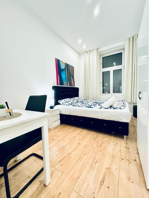 Bed, Seating area, Bedroom
