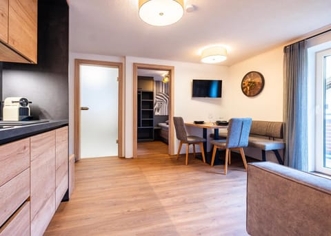 TV and multimedia, Coffee/tea facilities, Kitchen or kitchenette, Living room, Seating area, Dining area