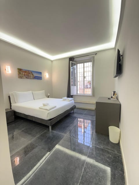 Bed, TV and multimedia, Photo of the whole room, Bedroom, towels