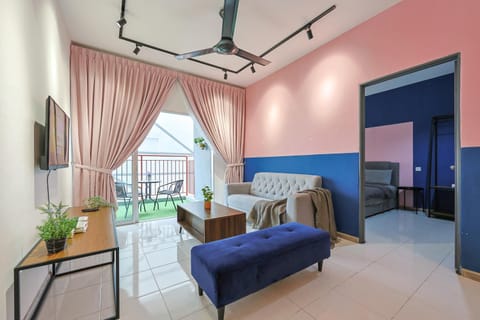 Property building, Communal lounge/ TV room, Bed, TV and multimedia, Living room, Photo of the whole room, Seating area, Evening entertainment, Bedroom, Guests, Guests, Family, Family, Family, acessibility