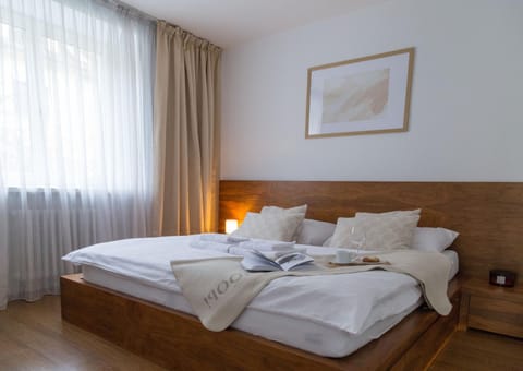 Photo of the whole room, Bedroom, towels