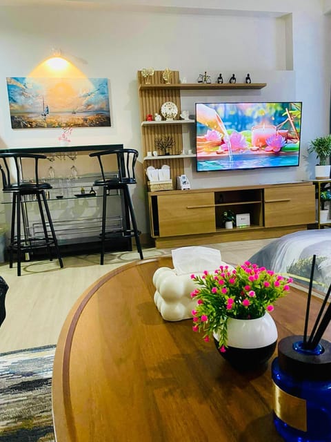 TV and multimedia, Kitchen or kitchenette, Living room, Seating area, Dining area