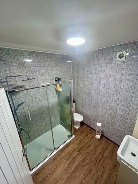 Denzels Den Apartment 2 Apartment in Wales