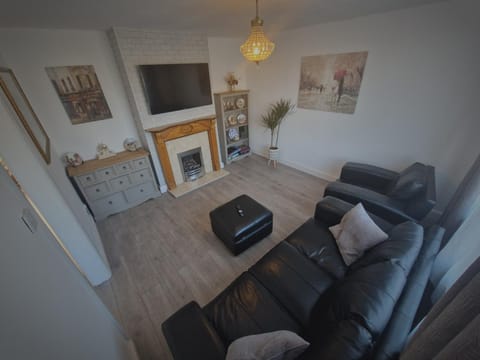 TV and multimedia, Living room, Seating area, fireplace, fireplace