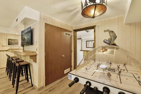 Arlberg Village Haus Game Room Walk to the Slopes House in Big Bear