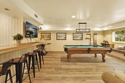Arlberg Village Haus Game Room Walk to the Slopes House in Big Bear