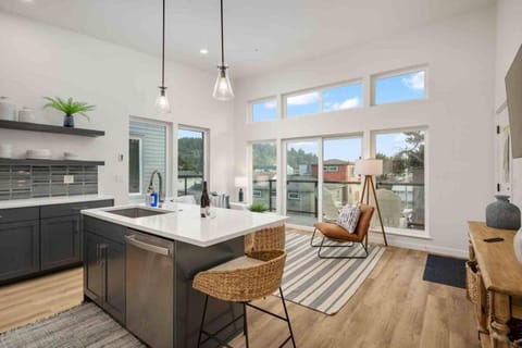 Ebb916 Modern Loft, Heart of Taft District, Walkable to Beach House in Lincoln City