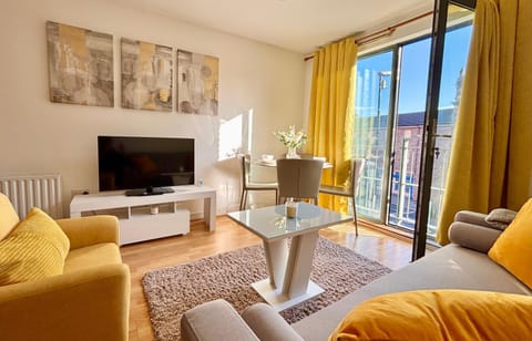 Communal lounge/ TV room, TV and multimedia, Living room, Seating area, Evening entertainment