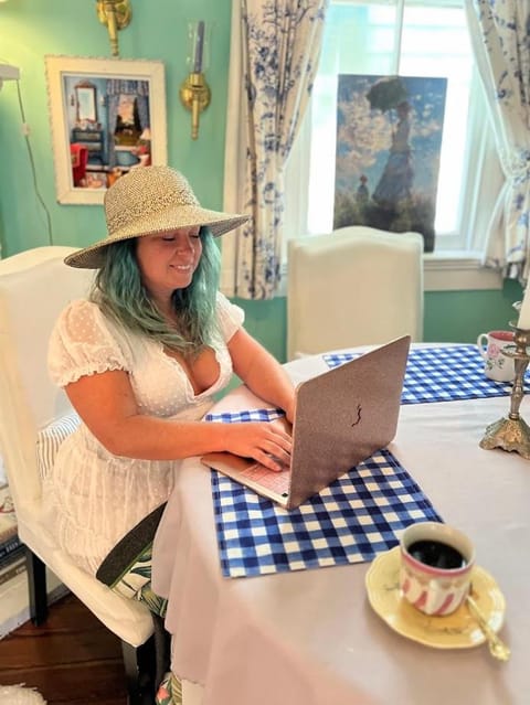 3BR Parisian Penthouse sleeps 5 w Balcony on Streetcar!! Apartment in New Orleans