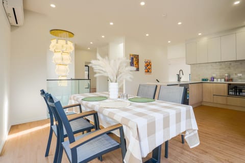 Modern 4-Bedroom Home in Glenfield House in Auckland