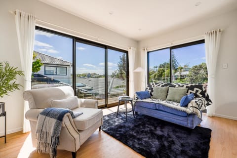 Modern 4-Bedroom Home in Glenfield House in Auckland