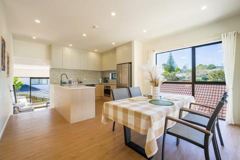 Modern 4-Bedroom Home in Glenfield House in Auckland