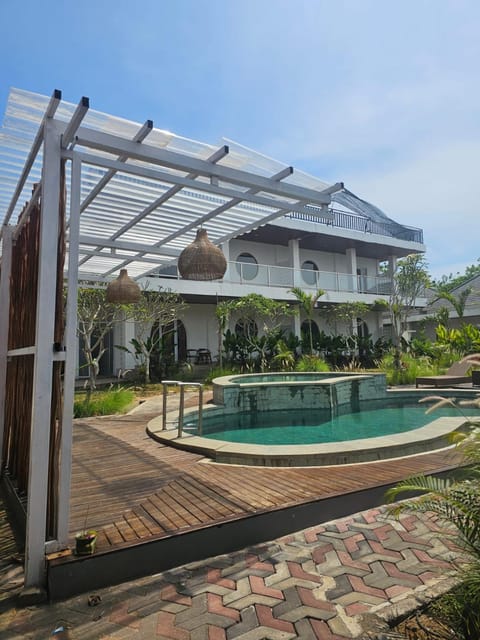 Property building, Day, Garden, Swimming pool, sunbed