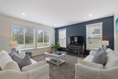 Communal lounge/ TV room, Living room, Seating area