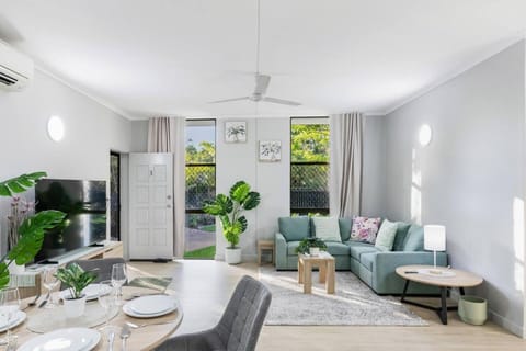 Living room, Seating area, Dining area, air conditioner