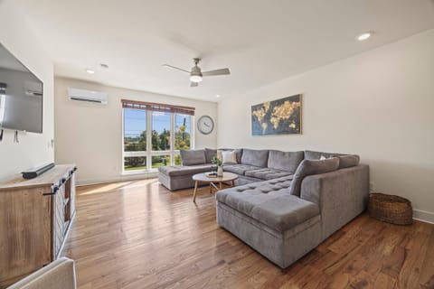 TV and multimedia, Living room, Seating area, air conditioner