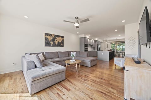 Communal lounge/ TV room, TV and multimedia, Living room, Seating area, Evening entertainment