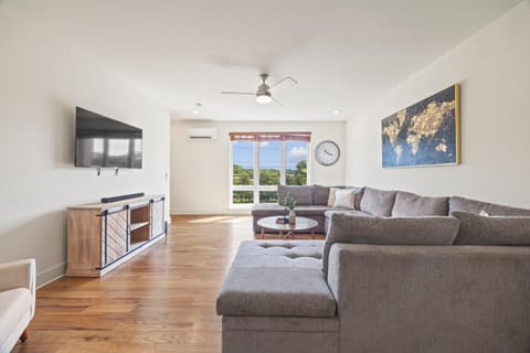 TV and multimedia, Living room, Seating area, Evening entertainment