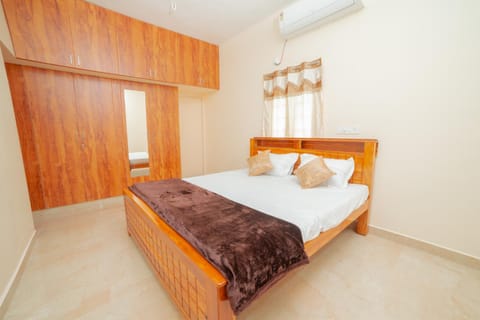 Bed, Photo of the whole room, Bedroom, wardrobe, air conditioner
