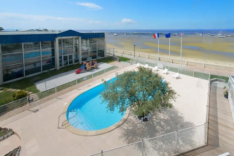 Facade/entrance, Bird's eye view, Swimming pool