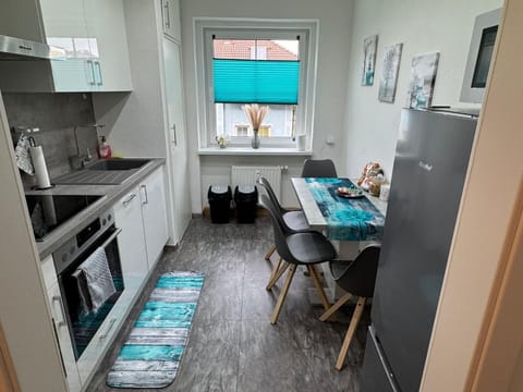Kitchen or kitchenette, Dining area, minibar, oven, stove
