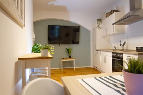 TV and multimedia, Kitchen or kitchenette, Living room, Dining area, stove