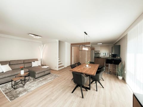 Kitchen or kitchenette, Living room, Seating area, Dining area