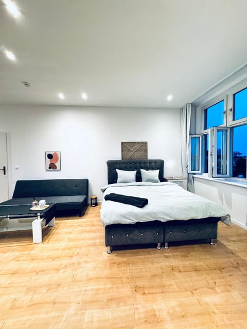 Bed, Seating area, Bedroom