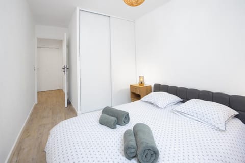 Bed, Photo of the whole room, Bedroom, towels, wardrobe