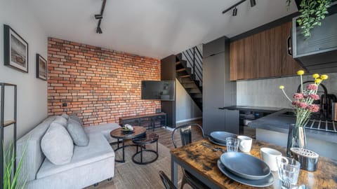 TV and multimedia, Kitchen or kitchenette, Living room, Seating area, Dining area