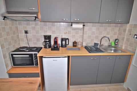 Coffee/tea facilities, Kitchen or kitchenette, oven, stove