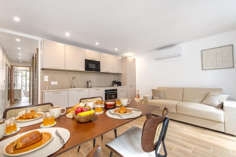 TV and multimedia, Kitchen or kitchenette, Living room, Seating area, Dining area, stove