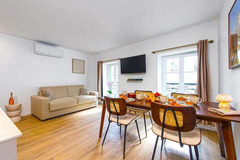 Communal lounge/ TV room, TV and multimedia, Living room, Seating area, Dining area, air conditioner