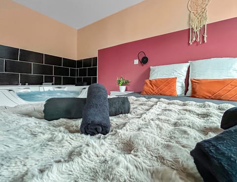 Bed, Hot Tub, Bedroom