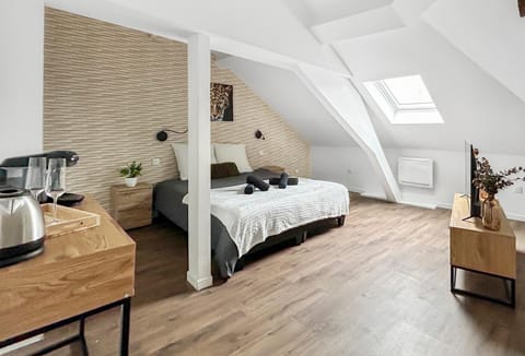 Bed, Coffee/tea facilities, Kitchen or kitchenette, Living room, Photo of the whole room, Bedroom