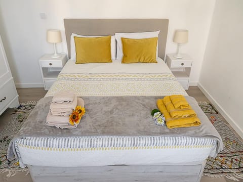 Bed, Photo of the whole room, Bedroom, towels