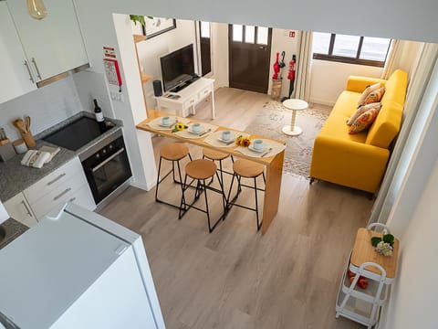 TV and multimedia, Kitchen or kitchenette, Living room, Dining area, oven, stove
