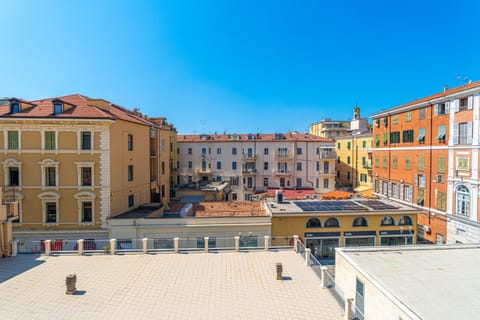 Property building, Day, Neighbourhood, City view, Location